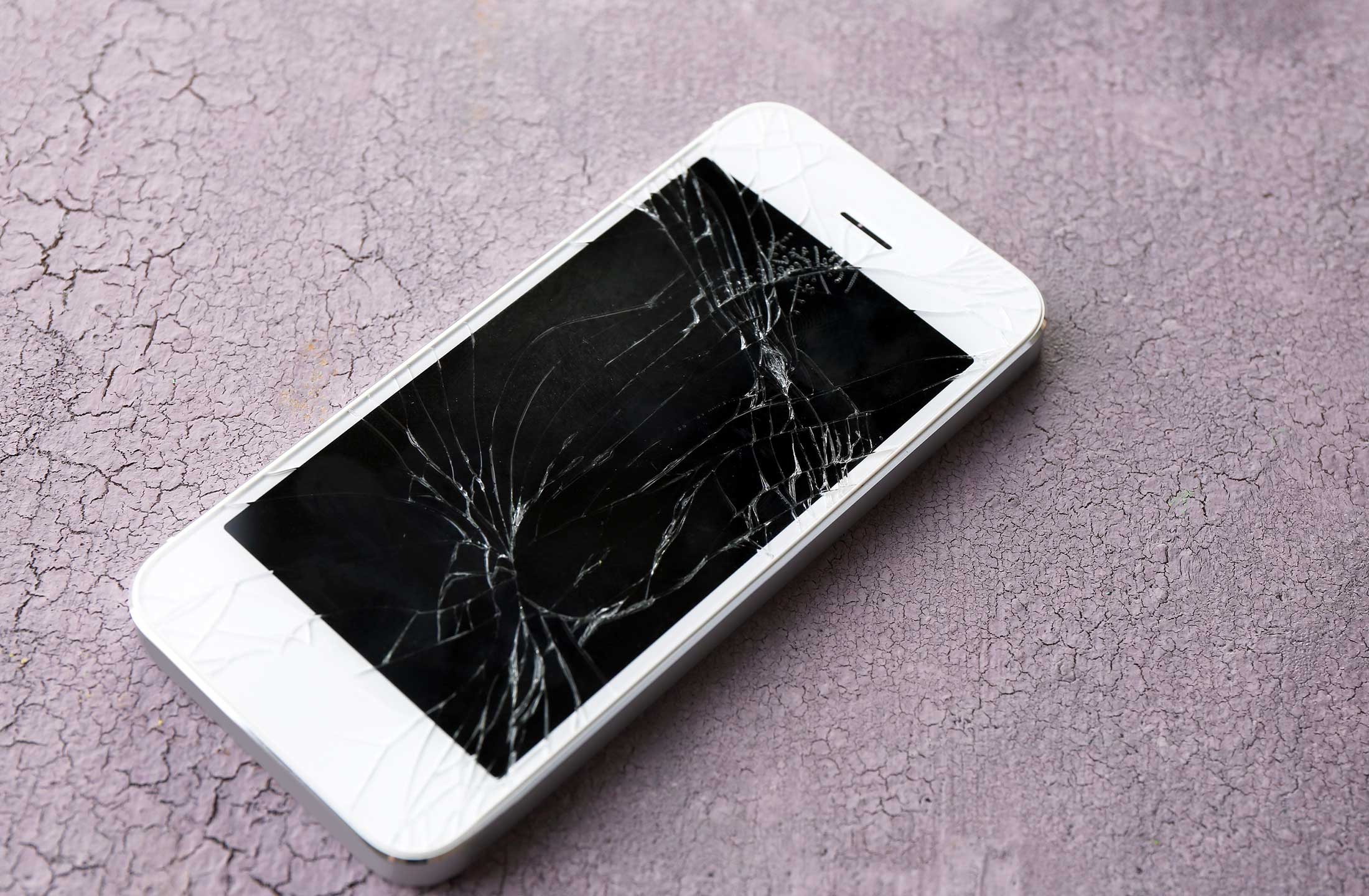 Фото экран разбить телефон. Разбит экран телефона. Разбитый айфон. Разбитый экран смартфона. Разбитый дисплей смартфона.